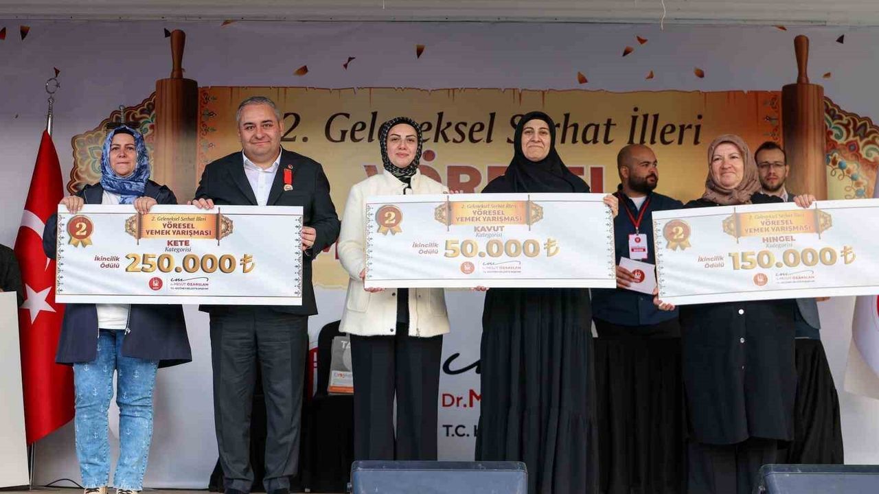 Keçiören'de 2. Geleneksel Serhat İlleri Yöresel Yemek Yarışması finali: Kete, Hıngel ve Kavut şampiyonları ödüllerini aldı