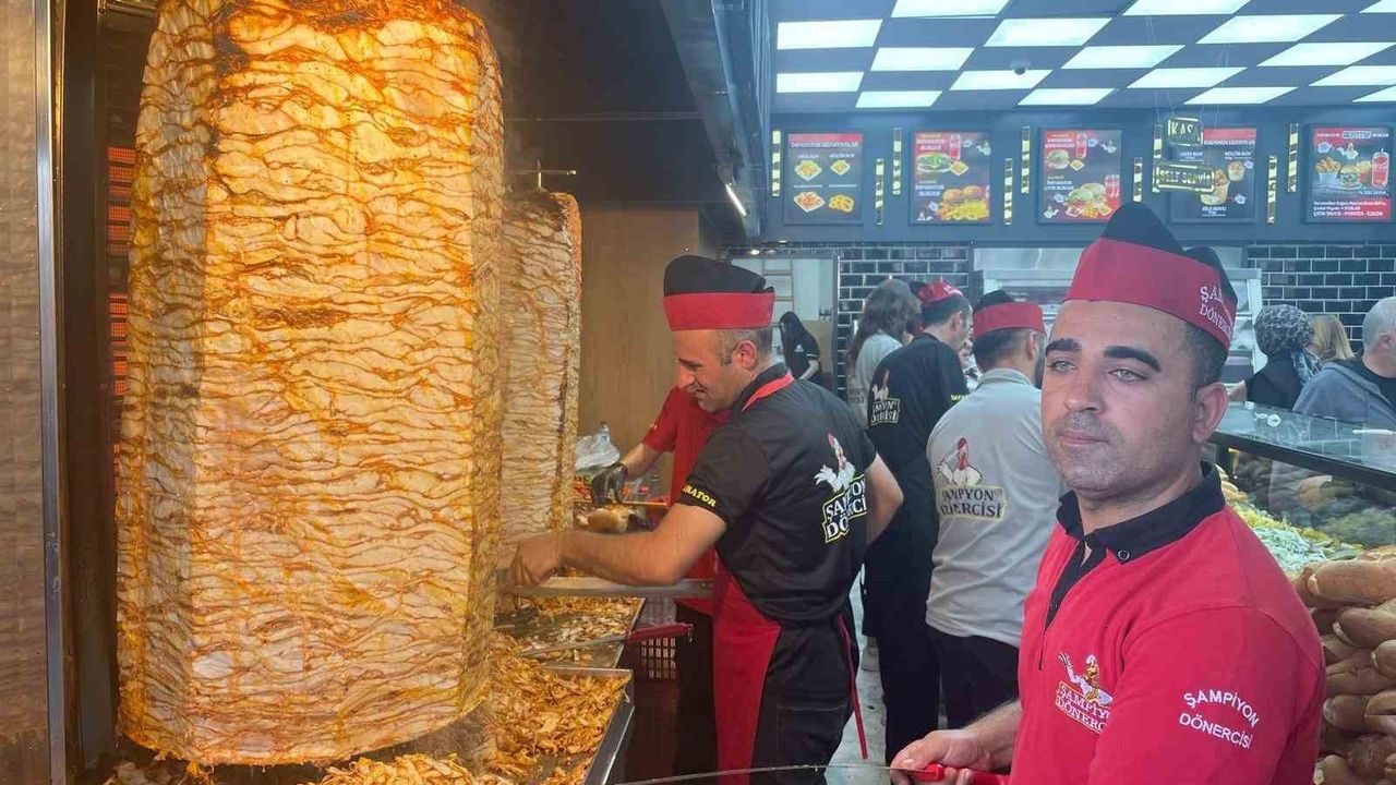 Keçiören'de açılış kampanyası: Ekmek arası tavuk döner ve ayran 1 liraya satıldı