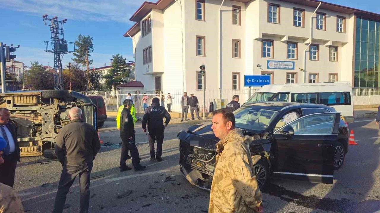 Kelkit'te belediye makam aracı ile jandarma minibüsü çarpıştı; 2 asker yaralandı