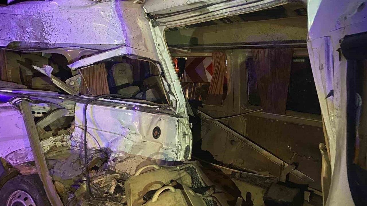 Kemalpaşa'da iki işçi servisinin çarpışması: 15 yaralı