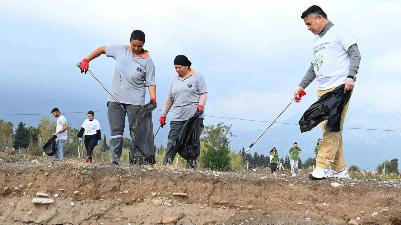 Kemer Belediyesi Çamyuva Sahili’nde temizlik etkinliği düzenledi