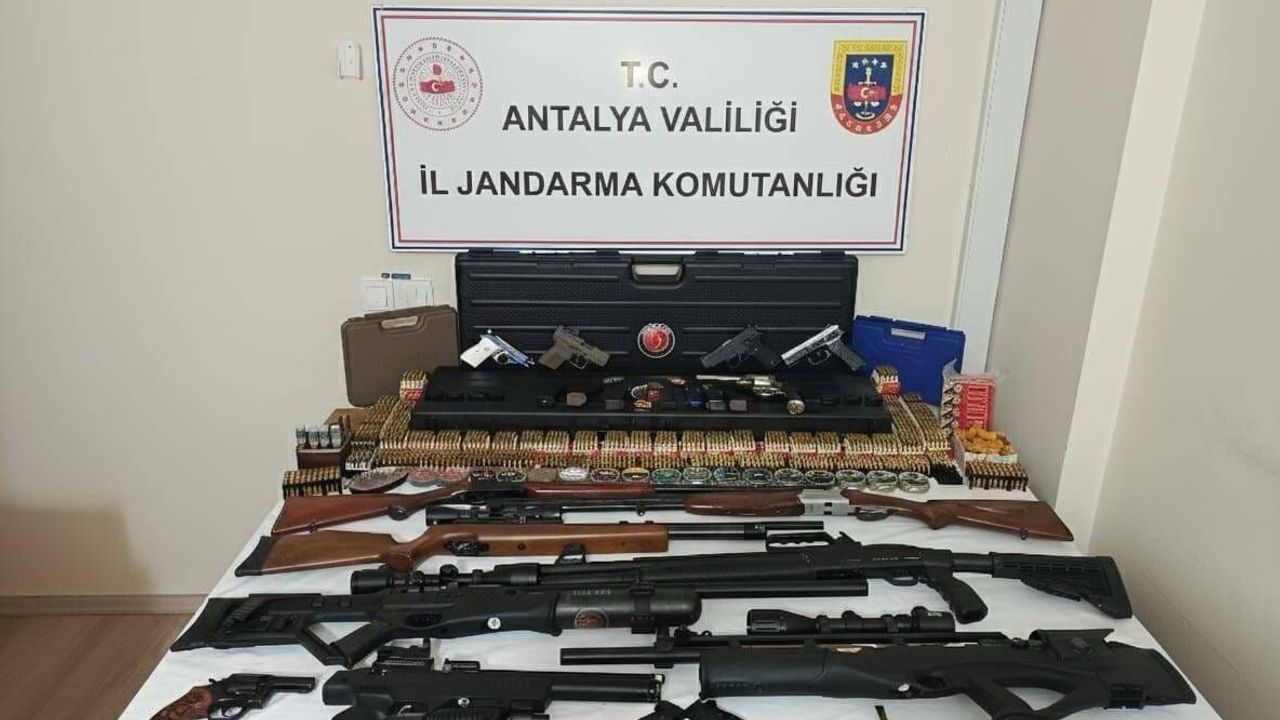 Kemer'de jandarma operasyonunda çok sayıda silah ve mühimmat ele geçirildi