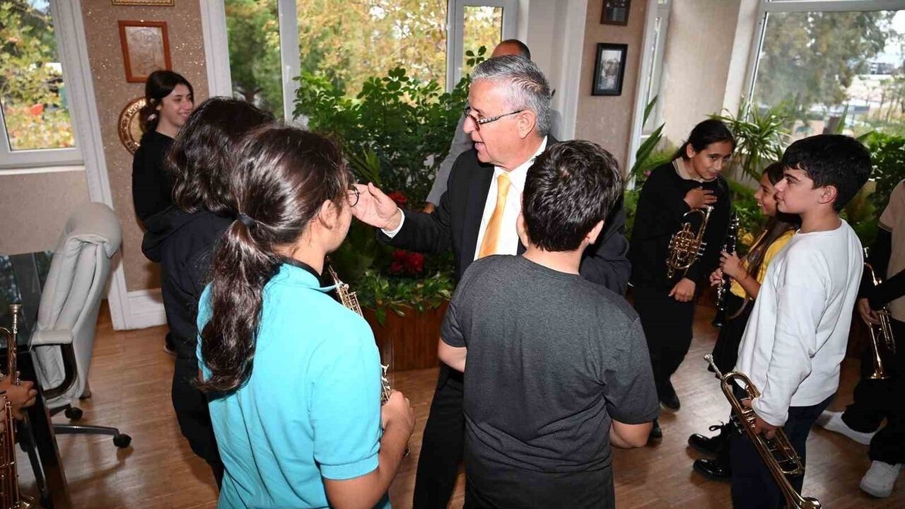 Kemer Gençlik Orkestrası'ndan Başkan Topaloğlu'na Öğretmenler Günü Sürprizi