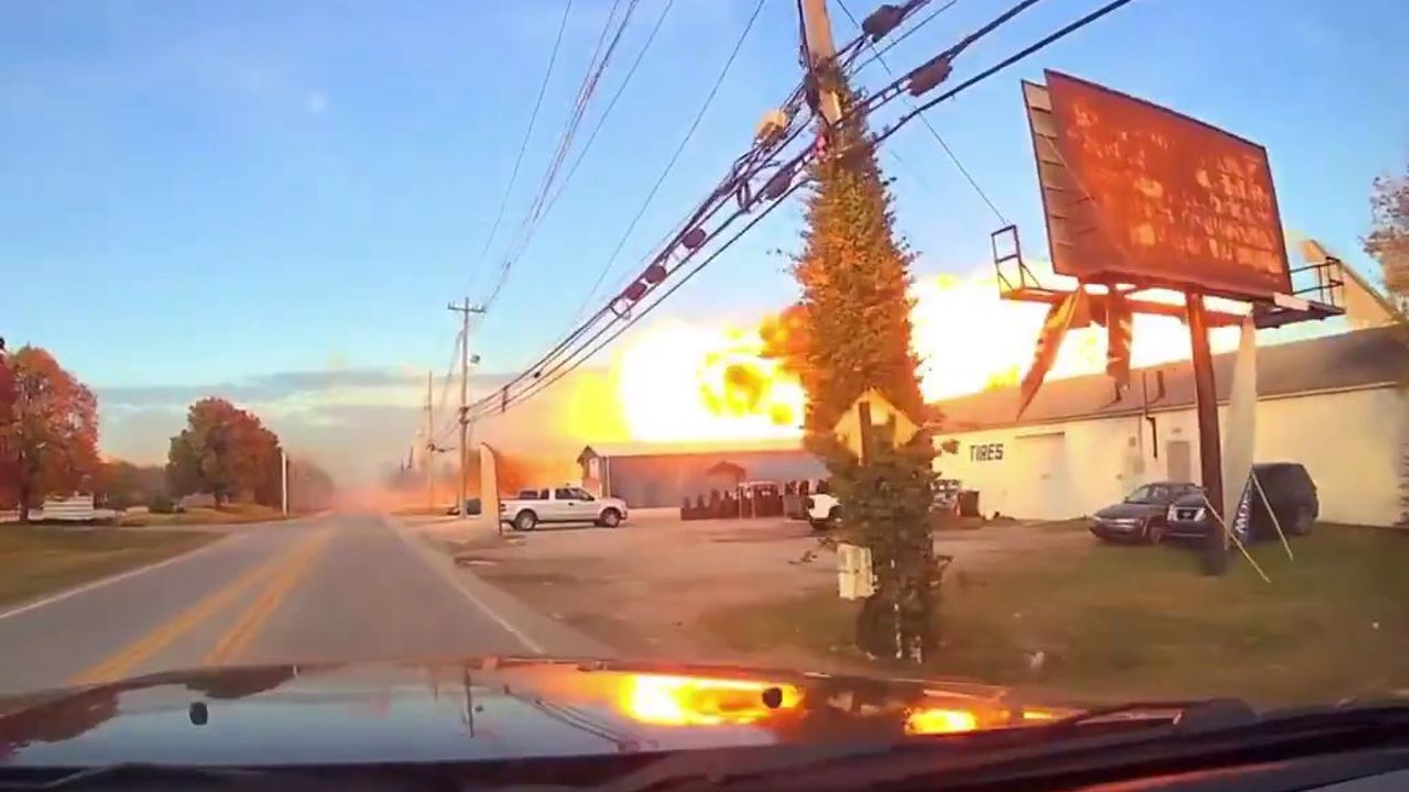 Kentucky'de UPS MD-11 kargo uçağı kazasının yeni görüntüleri: Kalkış sonrası düşüş ve yangın