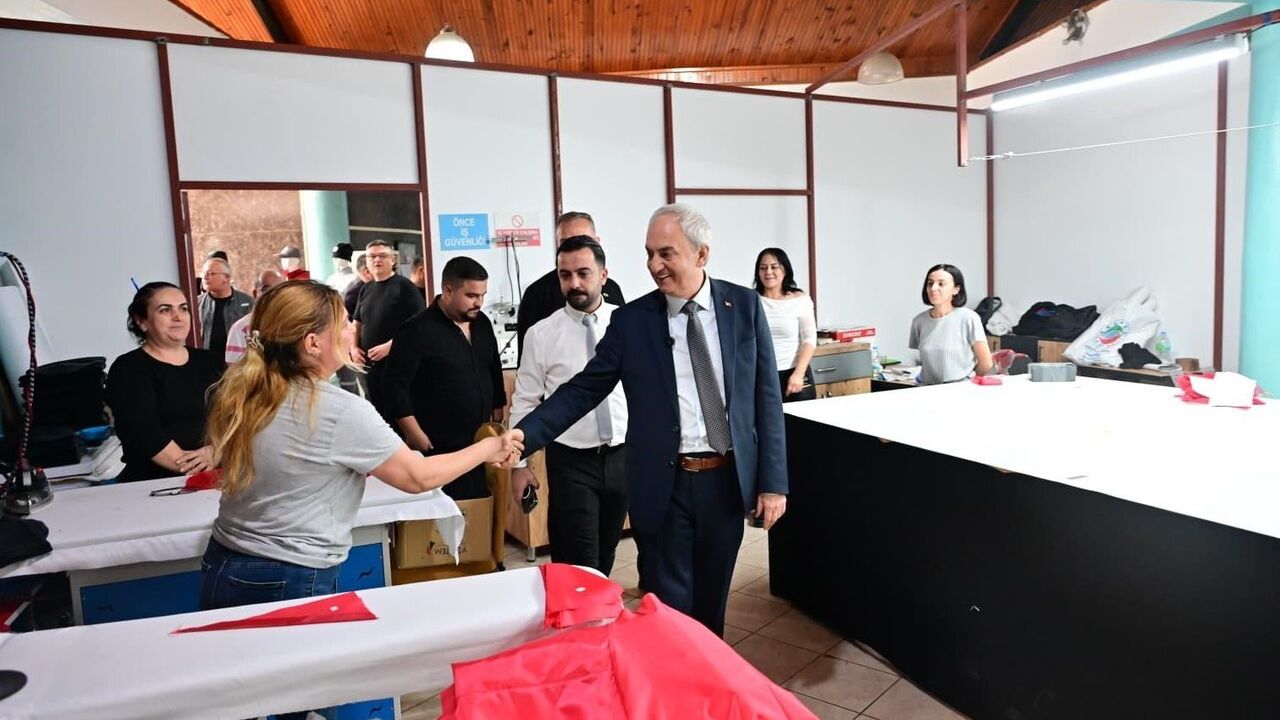 Kepez Belediye Başkanı Kocagöz, kadın emeğiyle üretilen yağmurlukları yerinde test etti