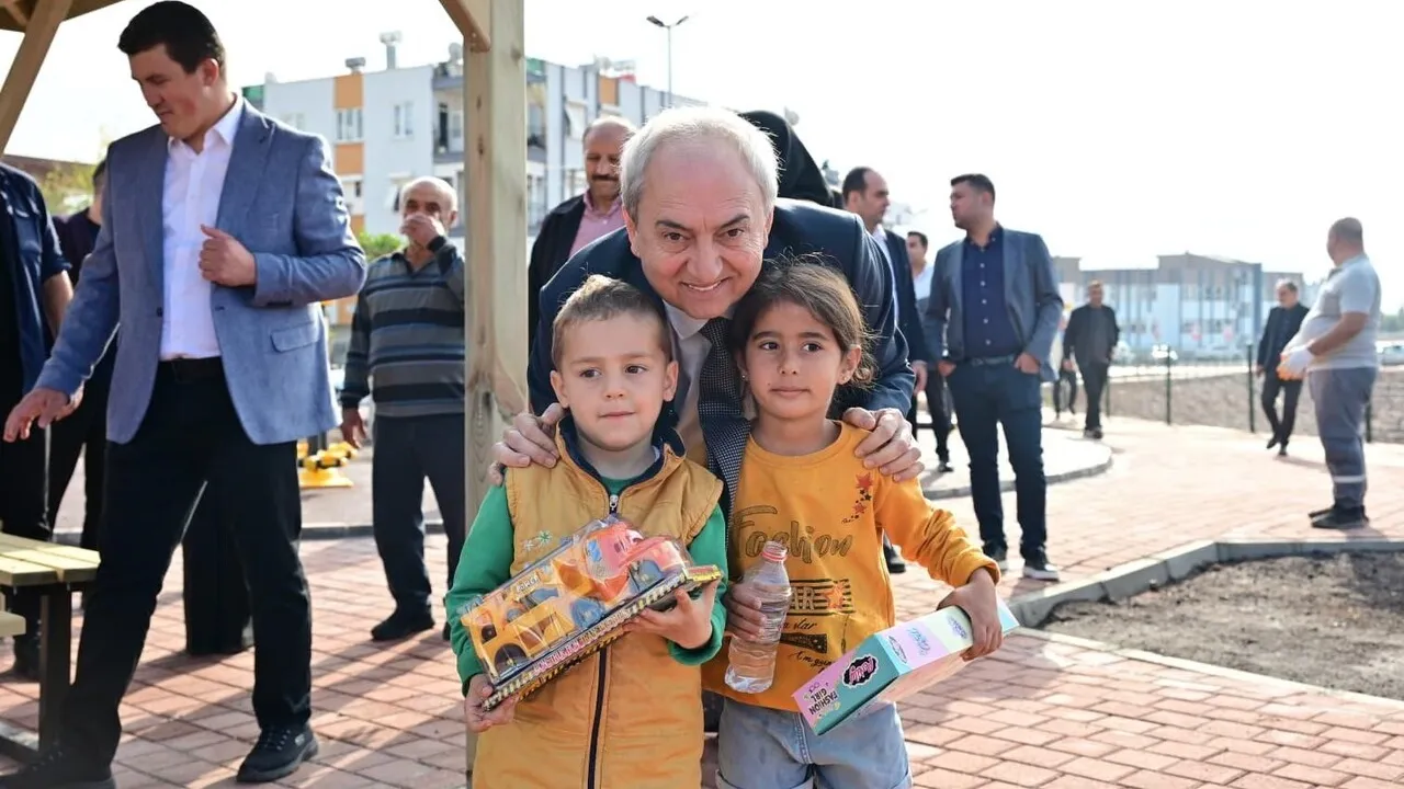 Kepez Belediye Başkanı Kocagöz, Şelale Mahallesi'ndeki 5 bin 661 m²'lik yeni parkı inceledi