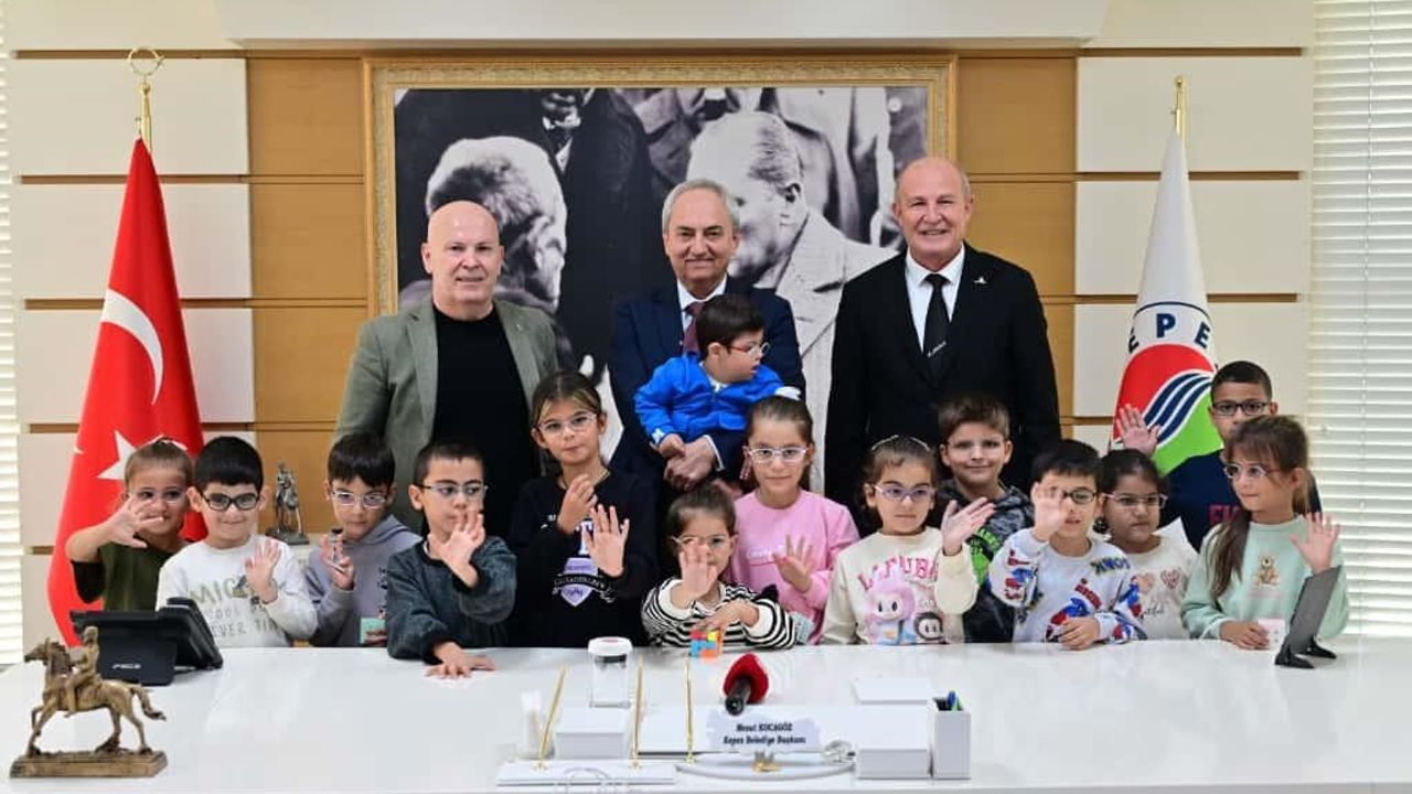 Kepez Belediyesi 82 okulda 18 bin 137 öğrencinin göz sağlığını taradı; 100 çocuğa ücretsiz gözlük teslimi