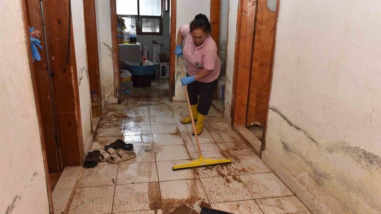 Kepez Belediyesi evi yanan aileye kapsamlı destek sağladı