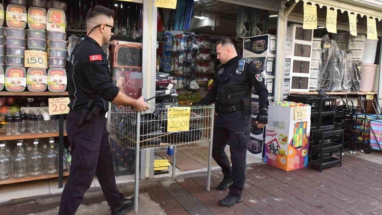 Kepez Belediyesi Mehmet Akif Caddesi'nde yol ve kaldırım işgallerini kaldırdı