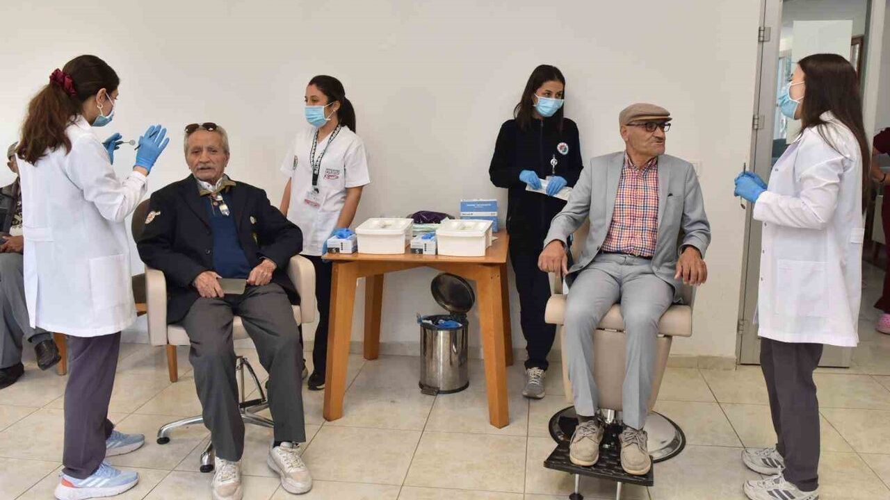 Kepez Belediyesi Şefkat ve Huzurevi’nde Ağız ve Diş Sağlığı Taraması Yaptı