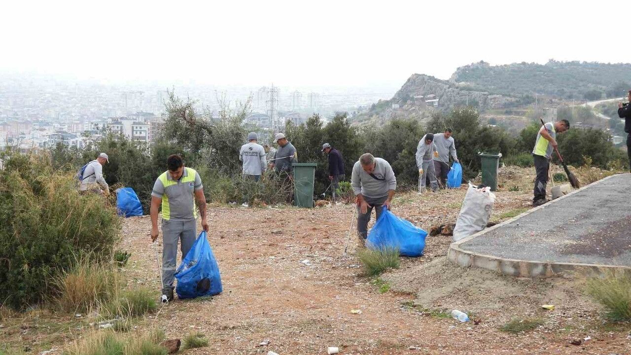 Kepez'de Ali Uyaroğlu Caddesi'nde temizlik: Üç hafta önce 60 çuval, bu kez 80 çuval atık toplandı
