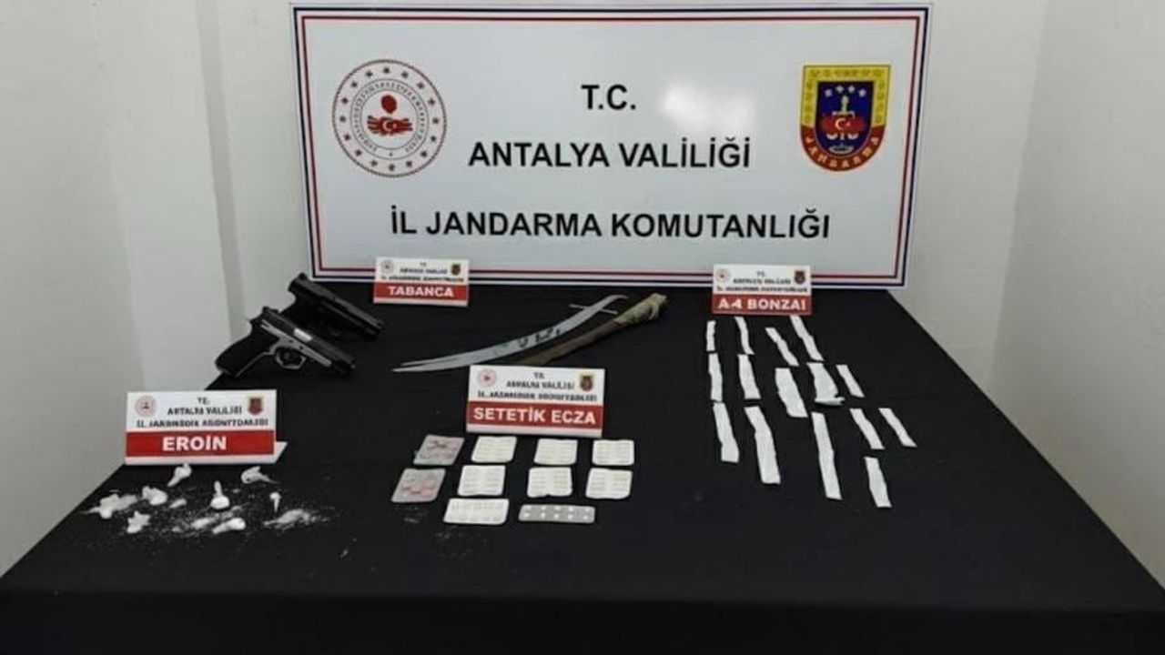 Kepez'de Jandarma Operasyonu: 59 Sentetik Hap ve 500 İçimlik A4 Bonzai Ele Geçirildi