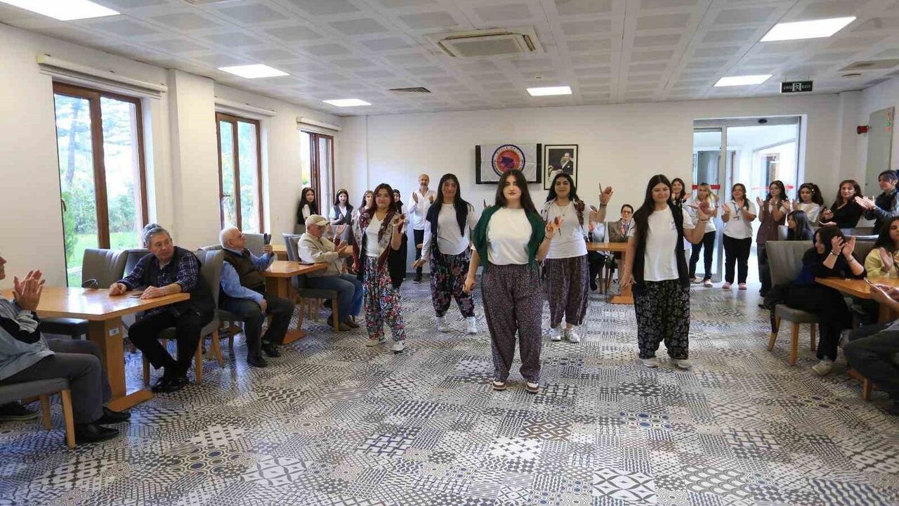 Kepez’de kuşakları buluşturan ziyaret: Piri Reis Ortaokulu Şefkat ve Huzurevi'nde