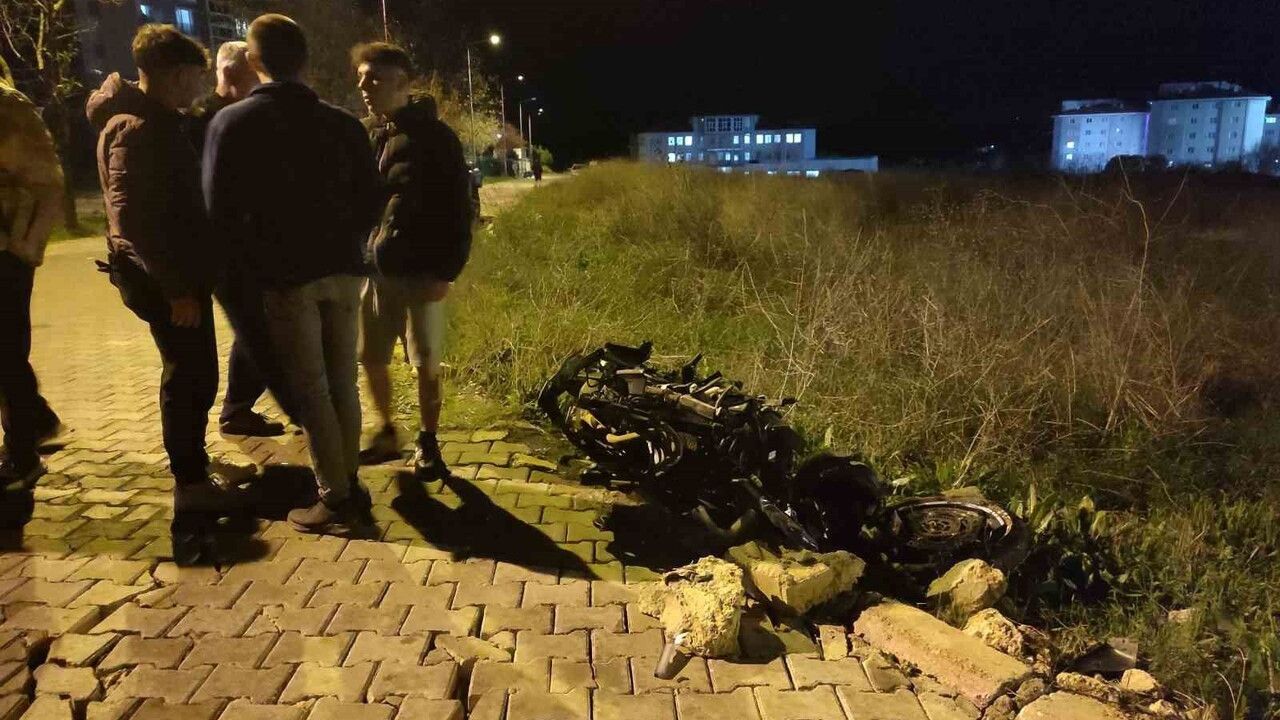 Keşan Beyendik’te otomobille çarpışan motosiklet sürücüsü ağır yaralandı