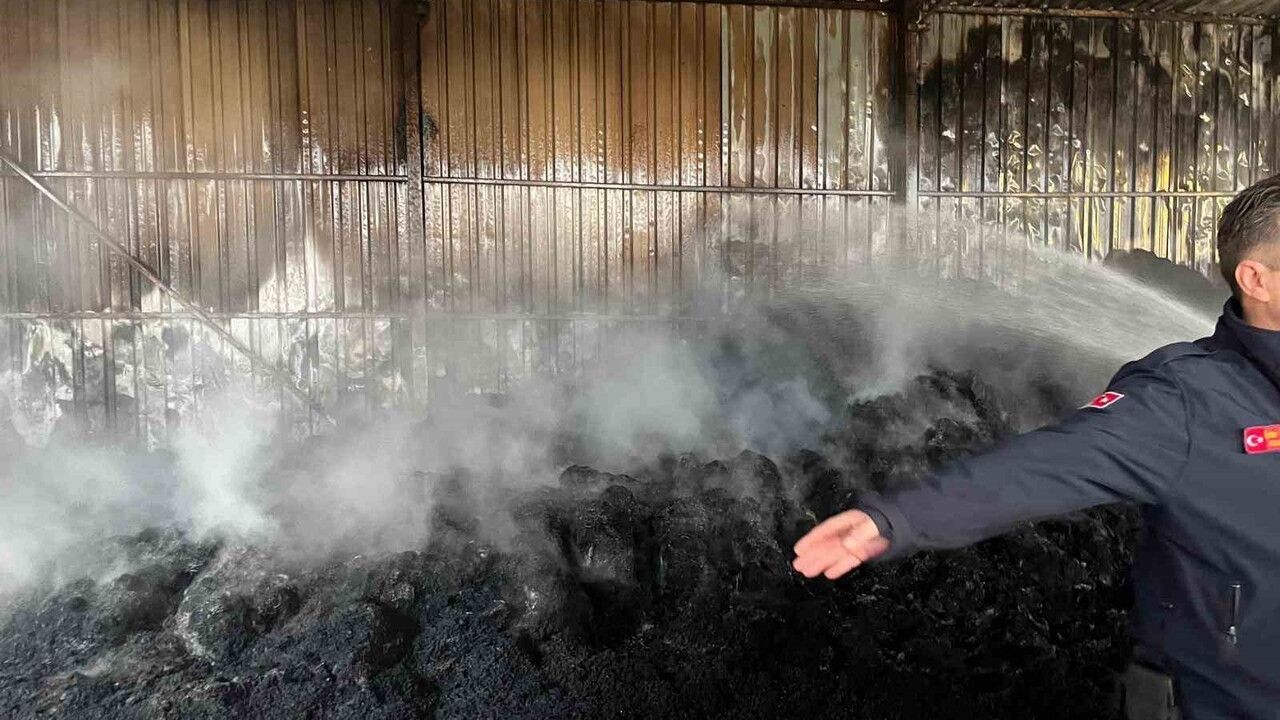 Keşan'da depoda çıkan yangında bin saman balyası zarar gördü