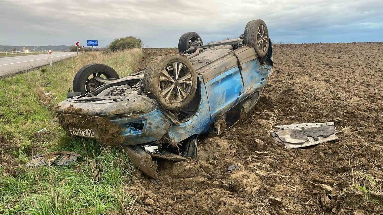 Keşan'da kontrolden çıkan otomobil takla attı: 2 kişi yaralandı