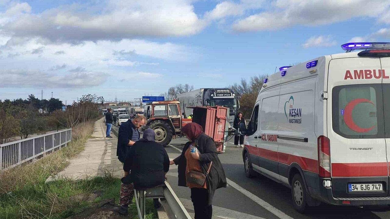 Keşan'da midibüs traktöre bağlı römorka çarptı: 1 yolcu yaralandı
