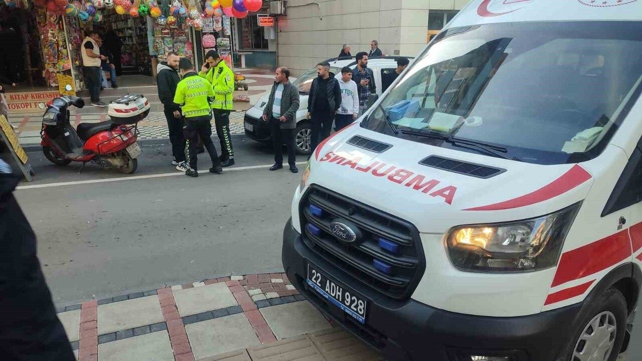 Keşan'da motosikletin çarptığı yaya başından yaralandı