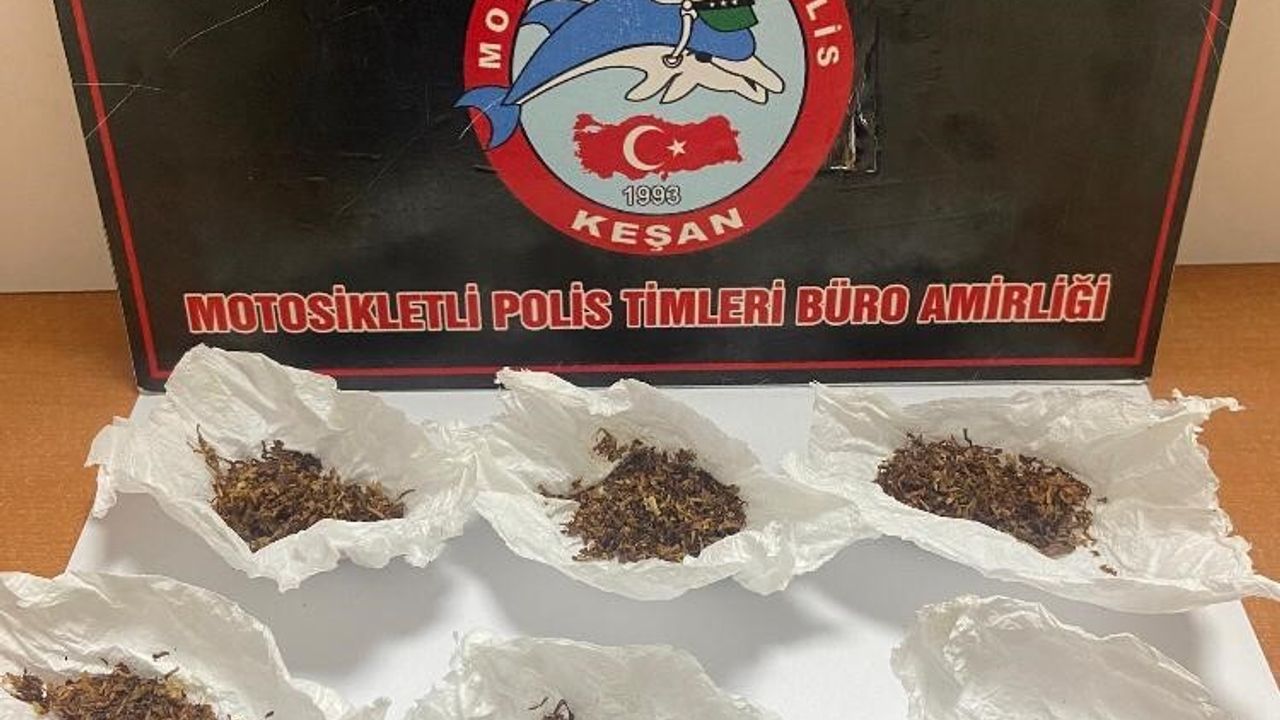 Keşan'da polisin durdurduğu şahsın üst aramasında uyuşturucuya bulanmış tütün ele geçirildi