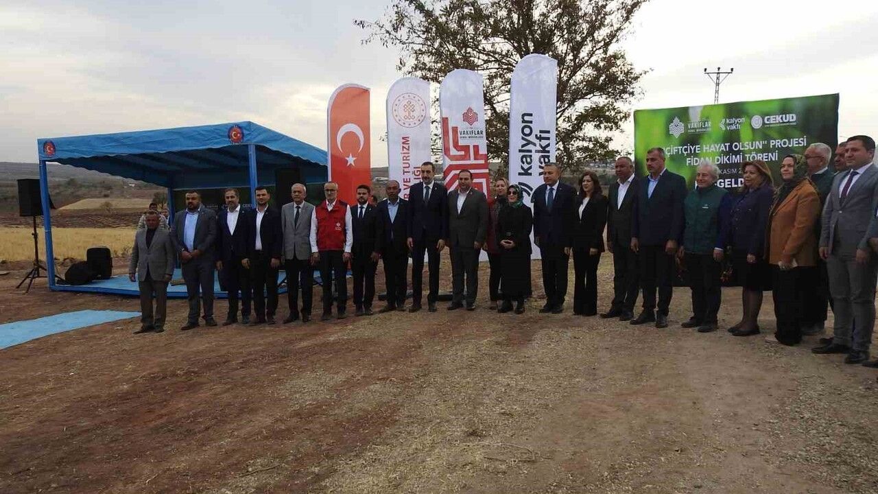 Kilis'te 'Çiftçiye Hayat Olsun' kapsamında 10 bin fidan dikildi