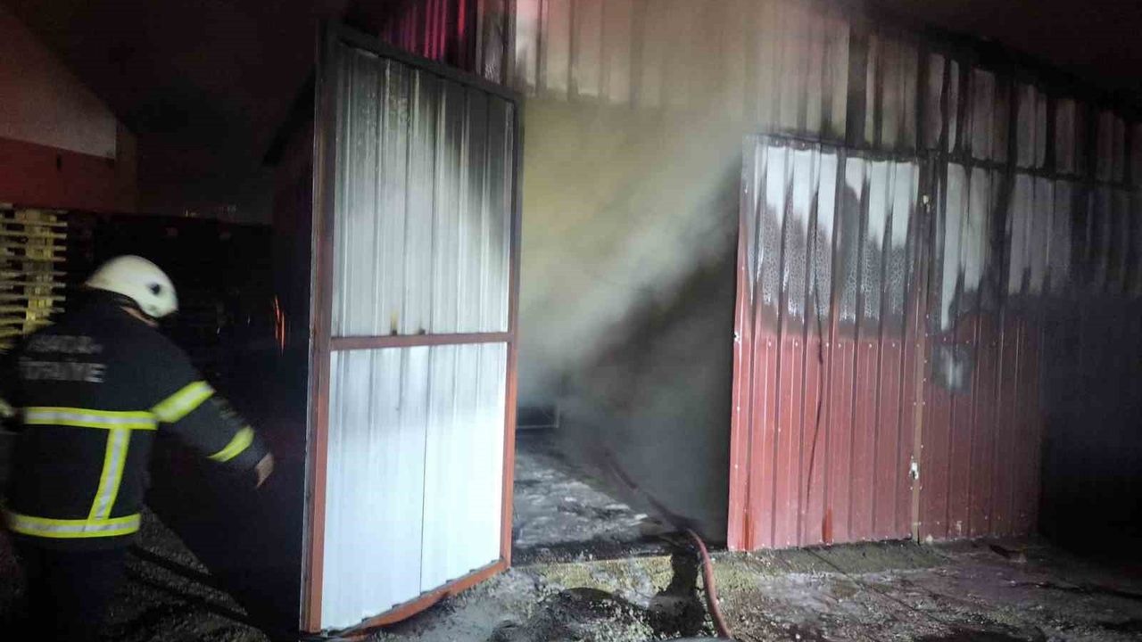 Kırıkhan'da dondurma bayisine ait depo yandı; itfaiye müdahalesiyle söndürüldü