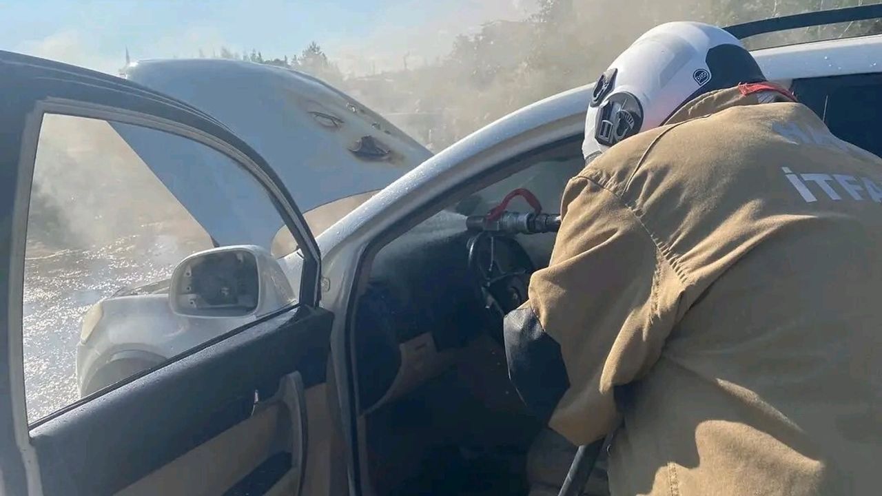 Kırıkhan’da Seyir Halindeyken Motoru Yanan Cip Söndürüldü; Araçta Hasar Oluştu