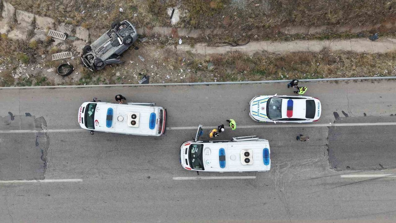 Kırıkkale'de arkadan çarpma sonucu otomobil bariyerleri aşarak şarampole devrildi: 7 yaralı