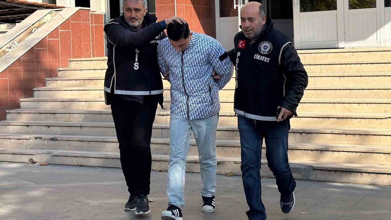 Kırıkkale'de 'çakmak' bahanesiyle bıçaklı saldırı: Kamera görüntüleri ve şüphelinin kısa sürede yakalanması