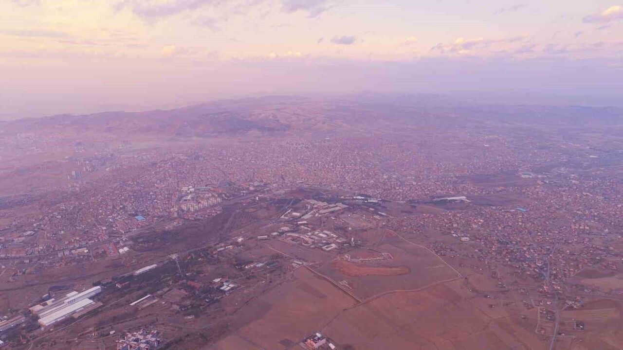 Kırıkkale'de gün batımı: Turuncu ışınlar ve puslu atmosfer şehir siluetini öne çıkardı