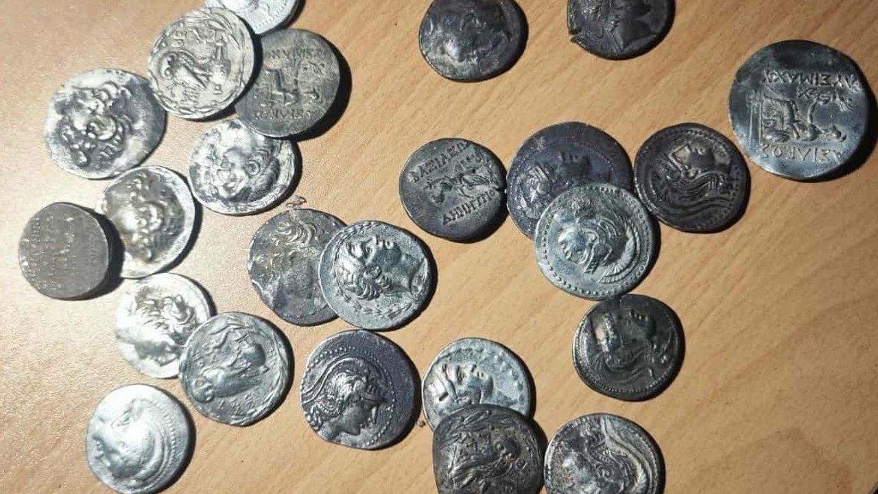Kırklareli çıkışlı otomobilde 71 Bizans dönemine ait sikke Malko Tarnovo Gümrük Kapısı'nda ele geçirildi