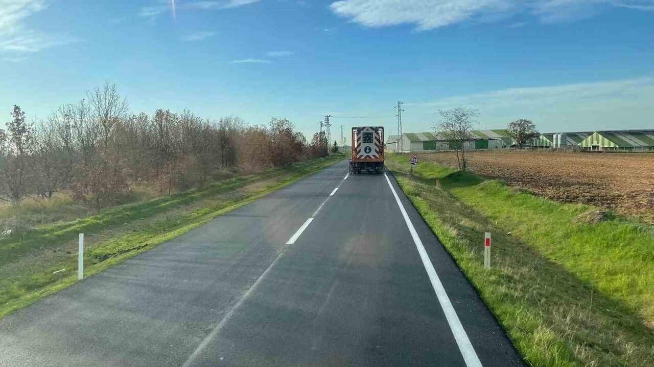 Kırklareli’de kırsal yollar sıcak asfalta kavuşuyor; Kızılcıkdere–Deveçatağı yolunda çizgi çalışması tamamlandı