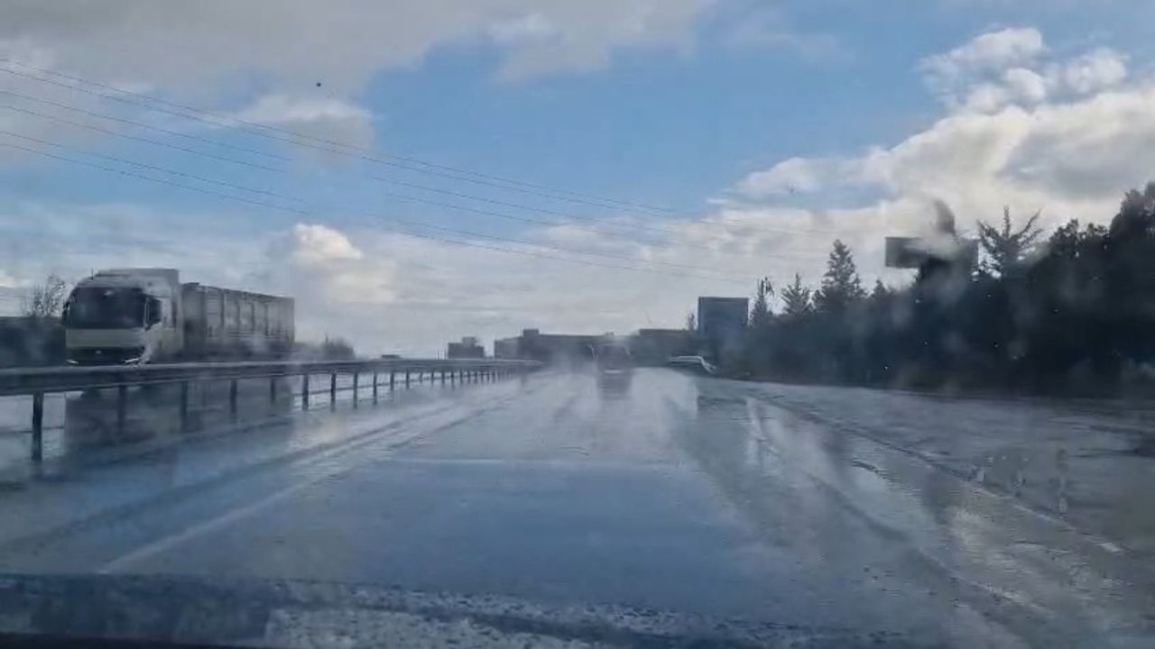 Kırklareli'de şiddetli sağanak: Lüleburgaz'da Mercedes tıra çarptı