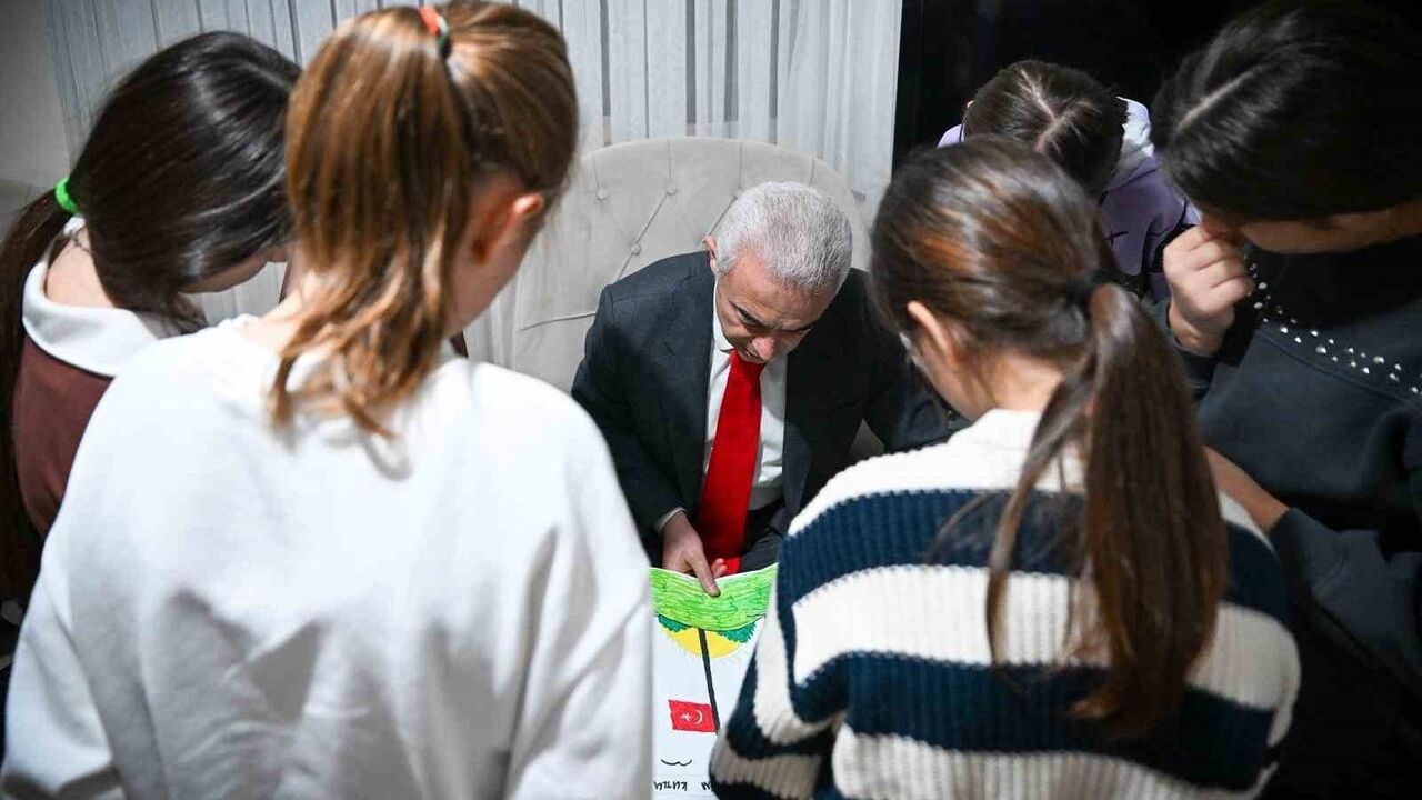 Kırklareli Valisi Uğur Turan ve Eşi Sevgi Evlerinde Kalan Çocuklarla Buluştu