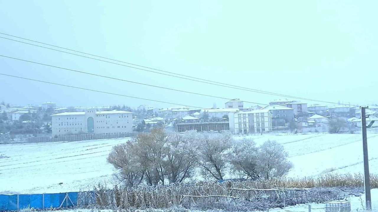 Kırşehir Akçakent'te yüksek kesimler karla beyaza büründü