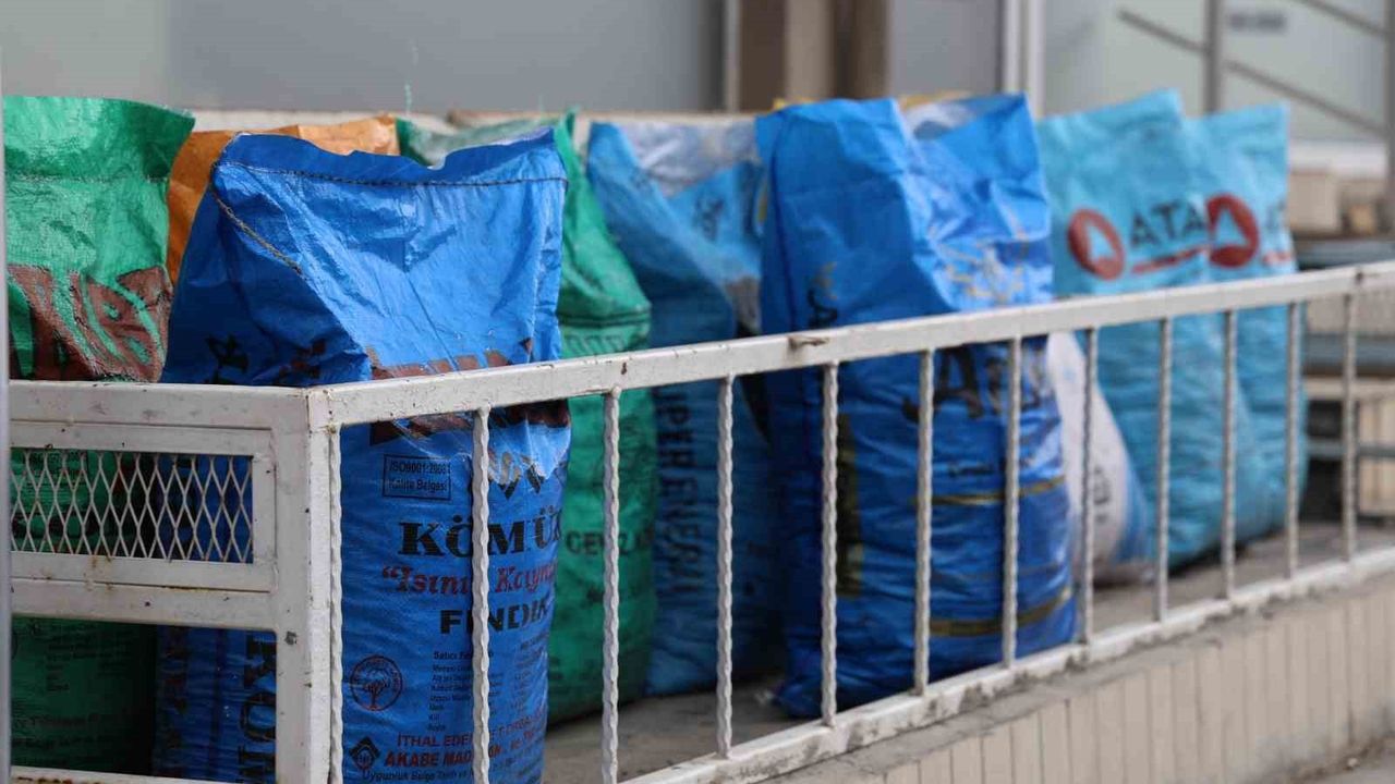 Kırşehir’de Kömür Satışları Soğuklarla Arttı, Fiyatlar Sezonla Netleşti