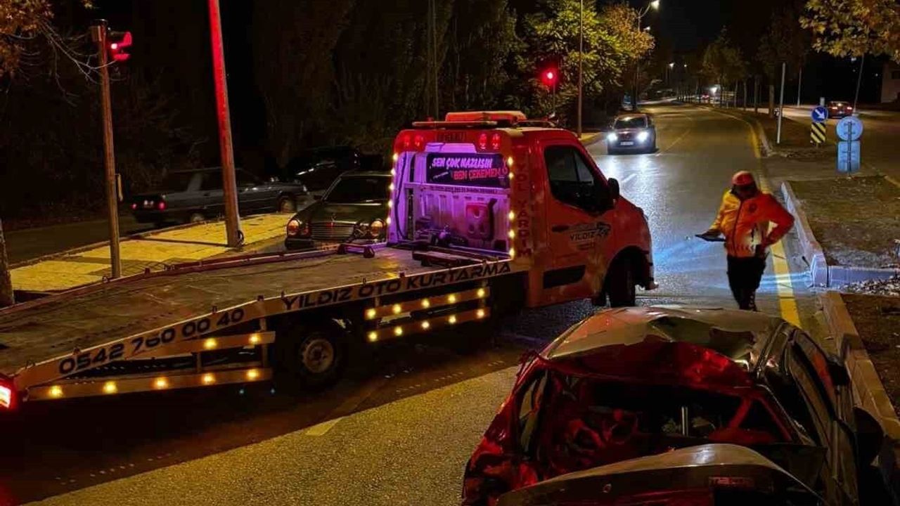 Kırşehir'de otomobil kaldırıma çarparak takla attı: 1 yaralı