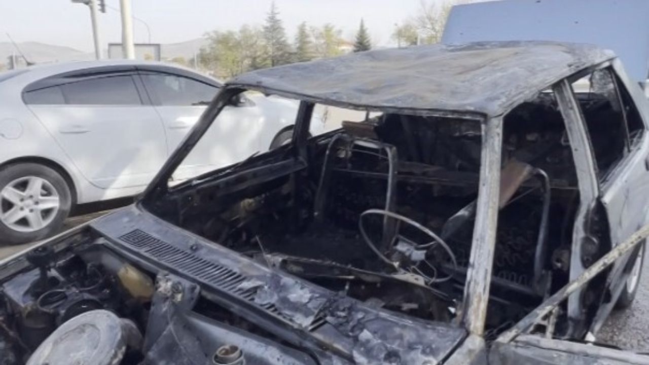 Kırşehir’de trafikte motor alevlendi: otomobil kullanılamaz hale geldi
