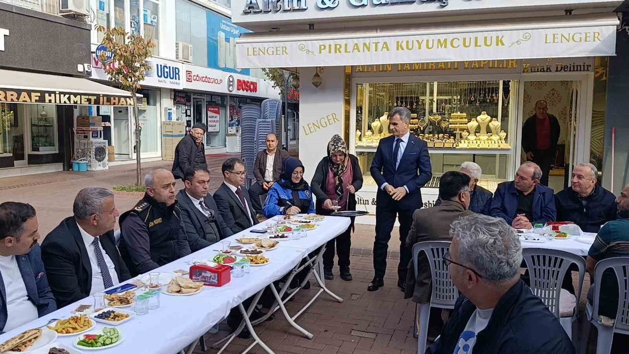Kırşehir Emniyet Müdürü Görücü İkinci Çarşı Esnafını Ziyaret Etti: Trafik, Park ve Güvenlik Talepleri Yerinde Dinlendi