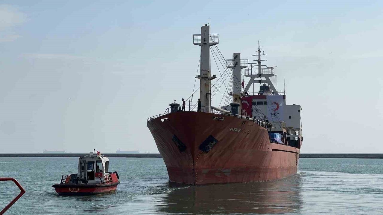 Kızılay 18. "Gazze İyilik Gemisi"ni Mersin Limanı'ndan Gazze'ye Uğurladı