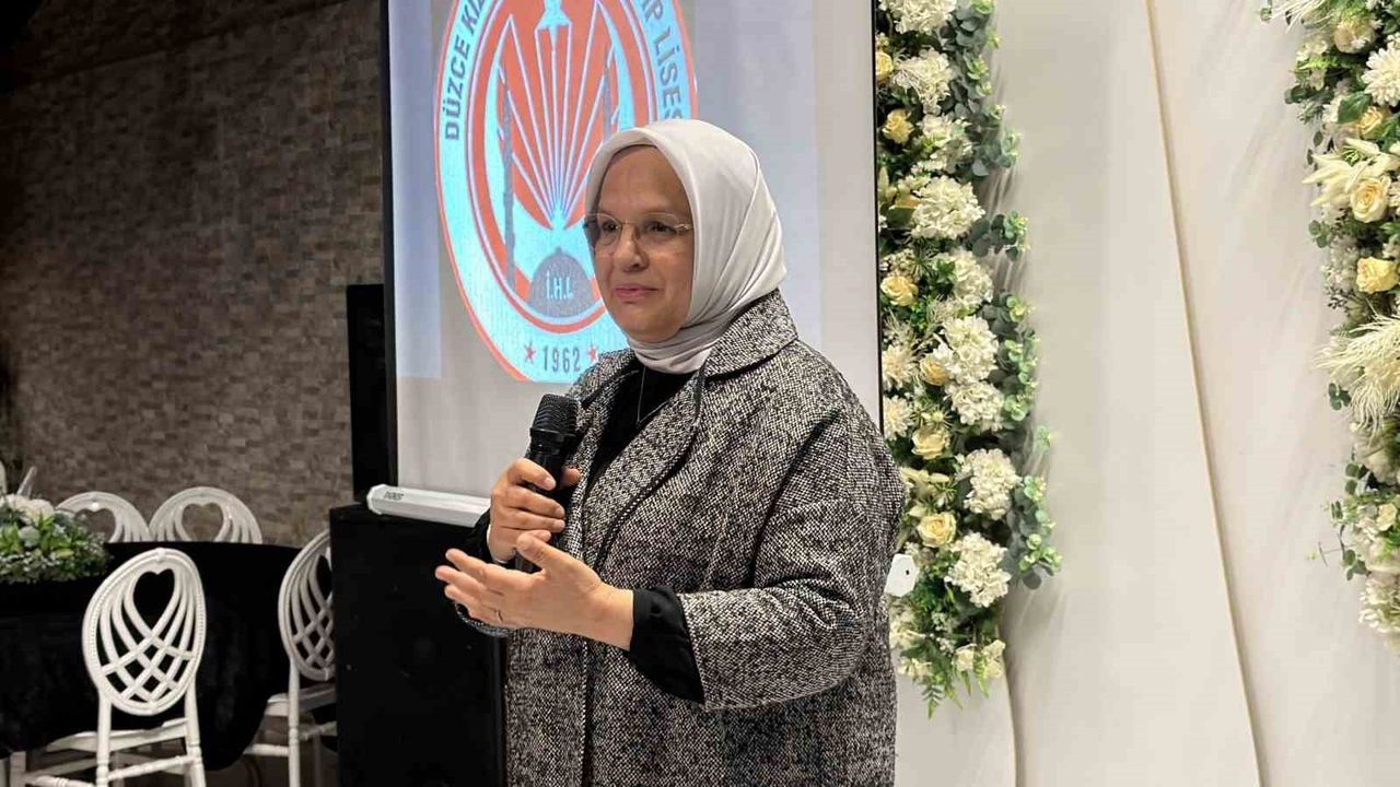 Kızılay Başkanı Fatma Meriç Yılmaz, Düzce’de 41 yıllık eğitimci Zekeriya Güzeldal için düzenlenen veda programına katıldı