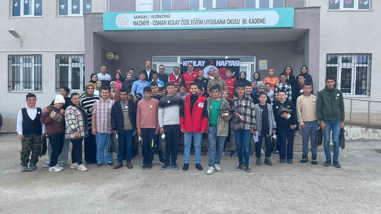 Kızılay Haftası'nda Vezirköprü Kızılay Şubesi Nazmiye Osman Özel Eğitim Okulu'nu Ziyaret Etti