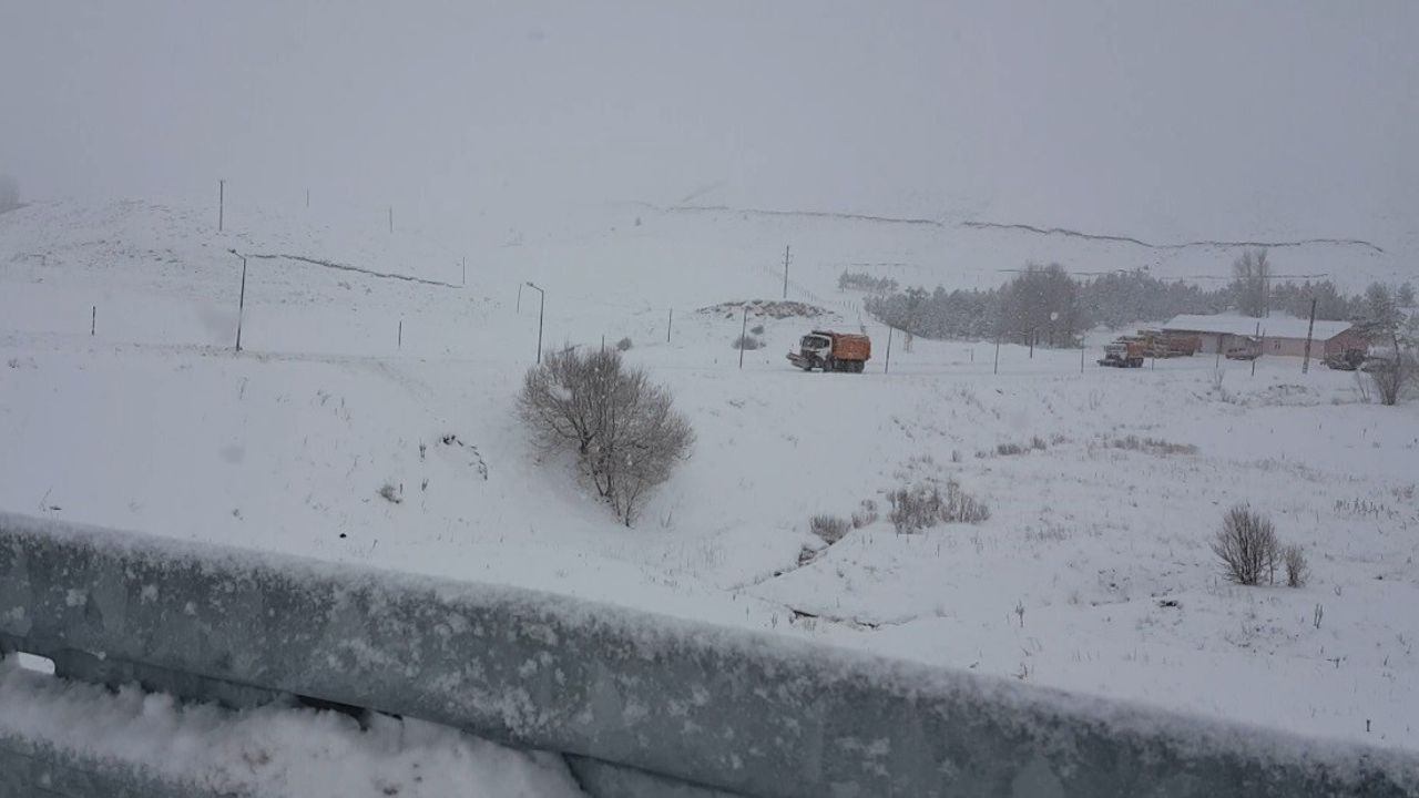 Kızıldağ Geçidi'nde kar etkili oldu; Meteoroloji Doğu Anadolu için kuvvetli yağış uyardı