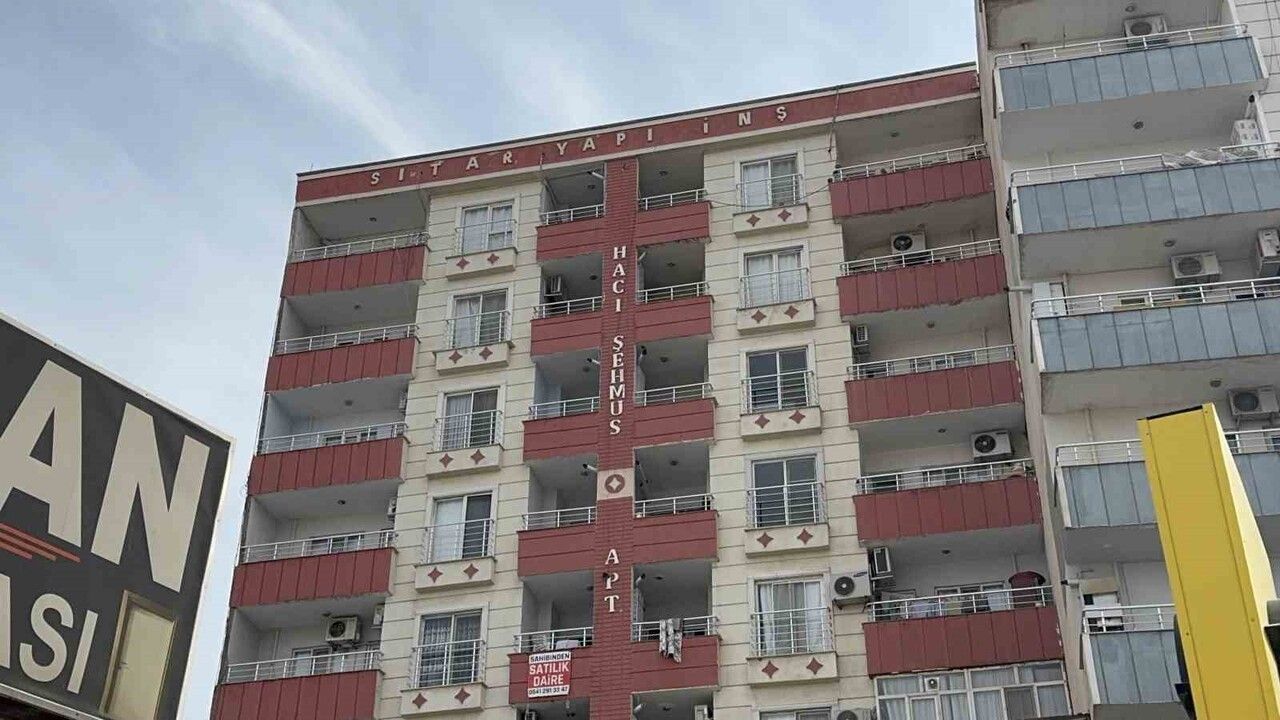 Kızıltepe'de üç kişilik aile evlerinde silahla vurulmuş halde bulundu