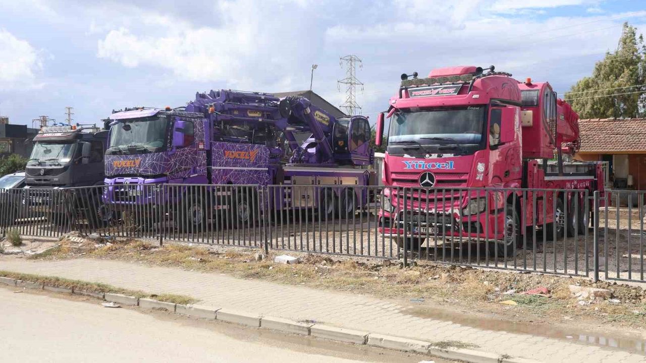Kızının isteğiyle renklendirilen vinçler Hatay inşaatına renk kattı