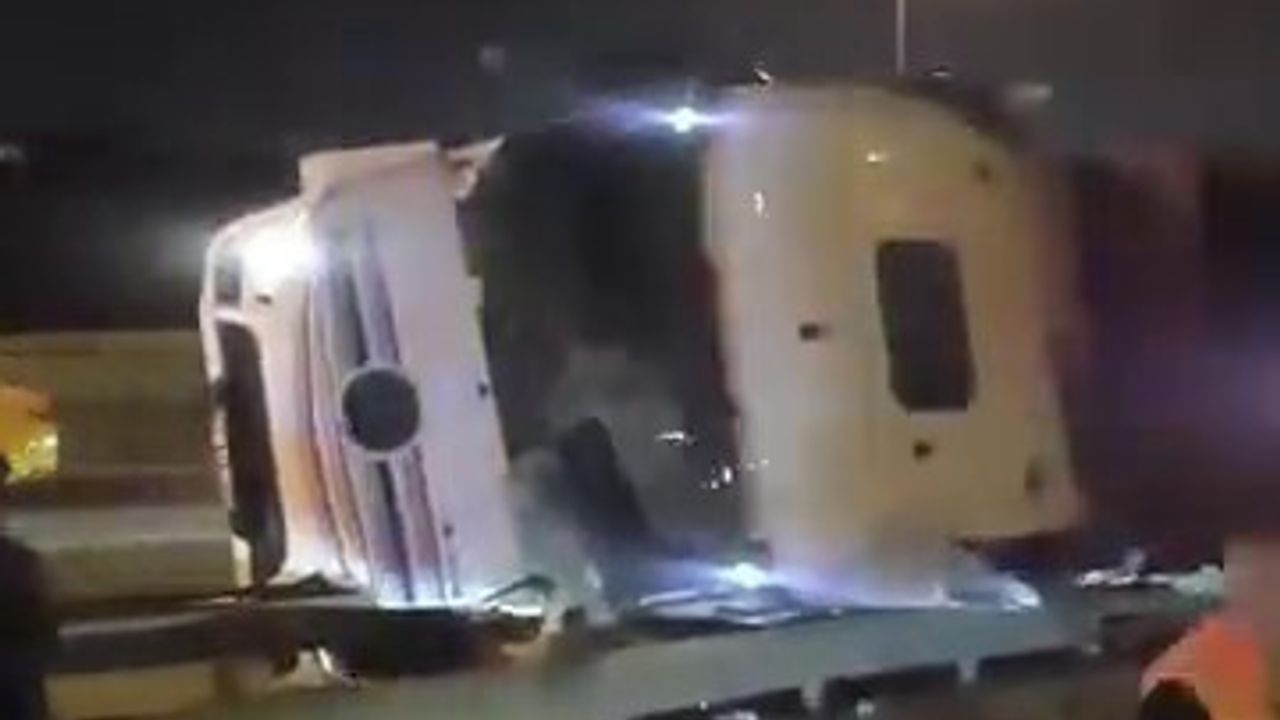 Kocaeli Başiskele'de yonga yüklü tır virajı alamayıp devrildi, sürücü yara almadı