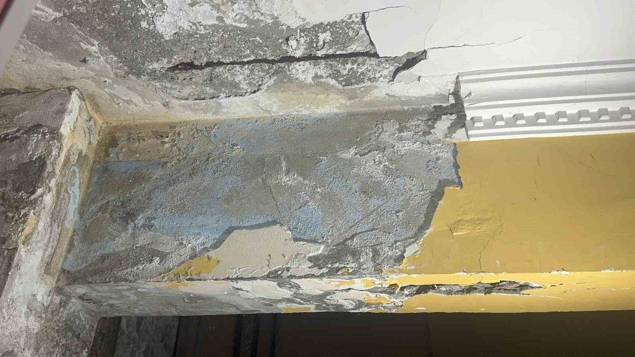 Kocaeli Çayırova’da 4 katlı binanın zemin kolonlarında çatlak: Aileler tedbir amaçlı evi boşalttı