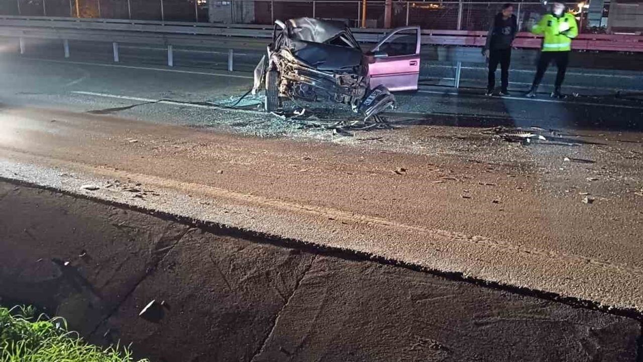 Kocaeli D-100'de demir bariyere çarpan otomobil parçalandı; sürücü hastaneye kaldırıldı