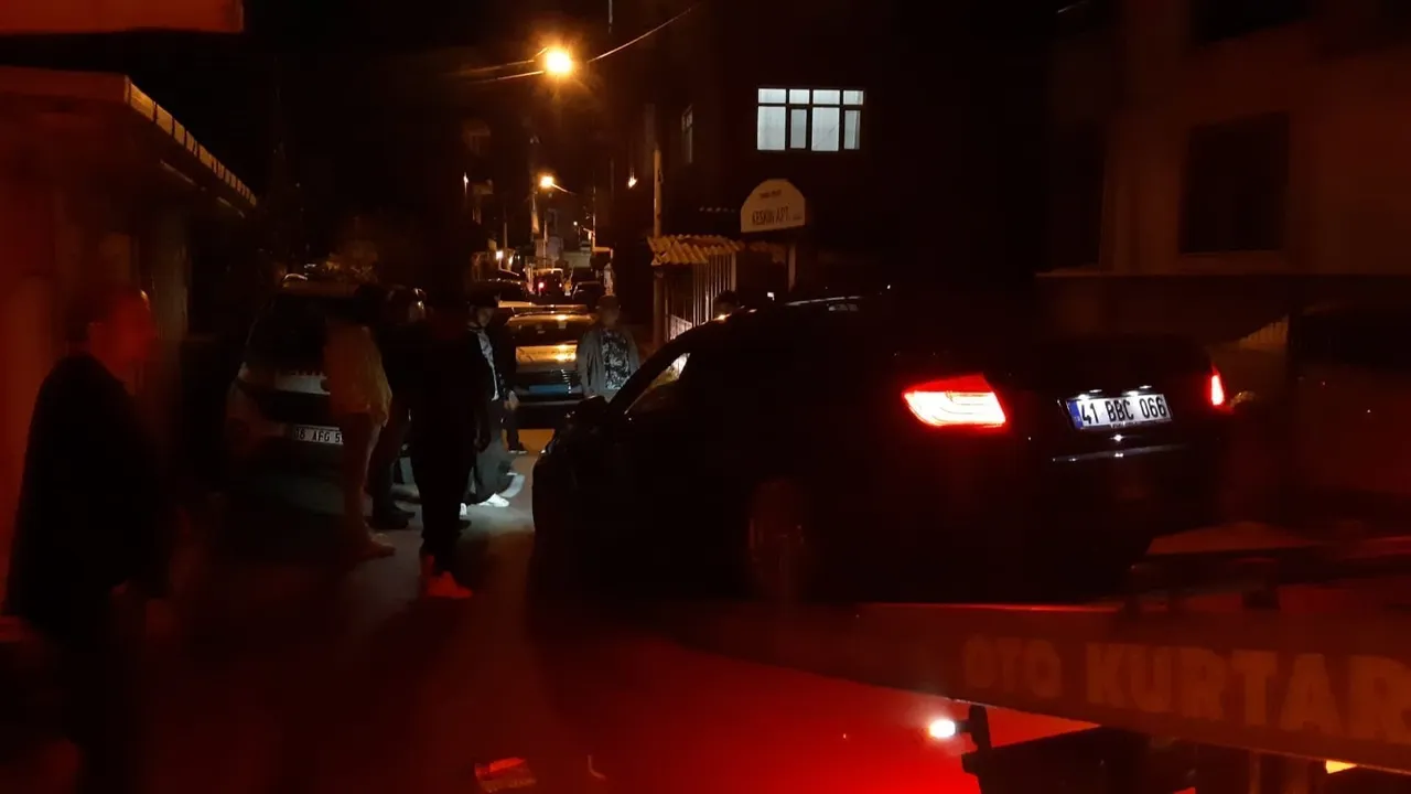 Kocaeli'de boşandığı eşi ve 'sevgili' olduğunu düşündüğü kişiyi bıçaklayan zanlı ile 10 şüpheli yakalandı