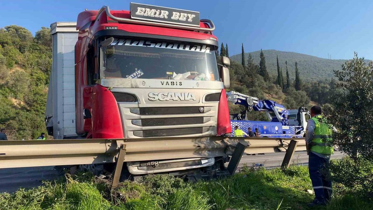 Kocaeli'de TEM Otoyolu'nda Tır Kazası: Bariyerleri Aşıp Karşı Şeride Geçti