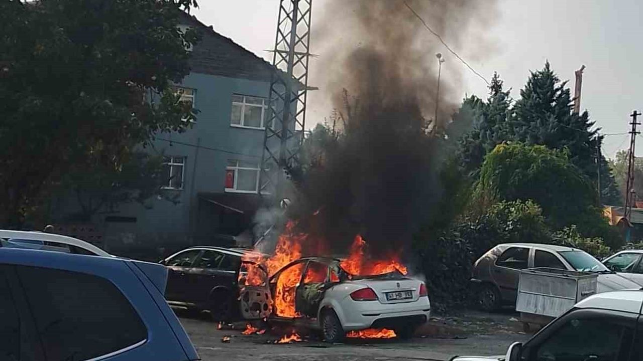 Kocaeli'de yakıt aldıktan sonra çıkan yangın iki aracı kullanılamaz hale getirdi